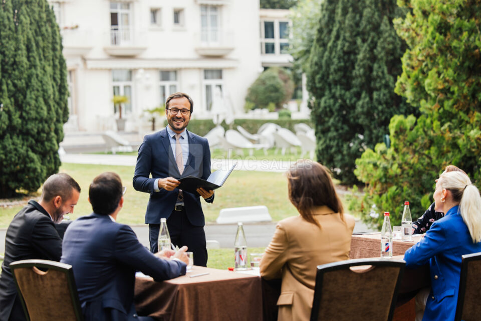 Réunion aux jardins du Grand Hôtel