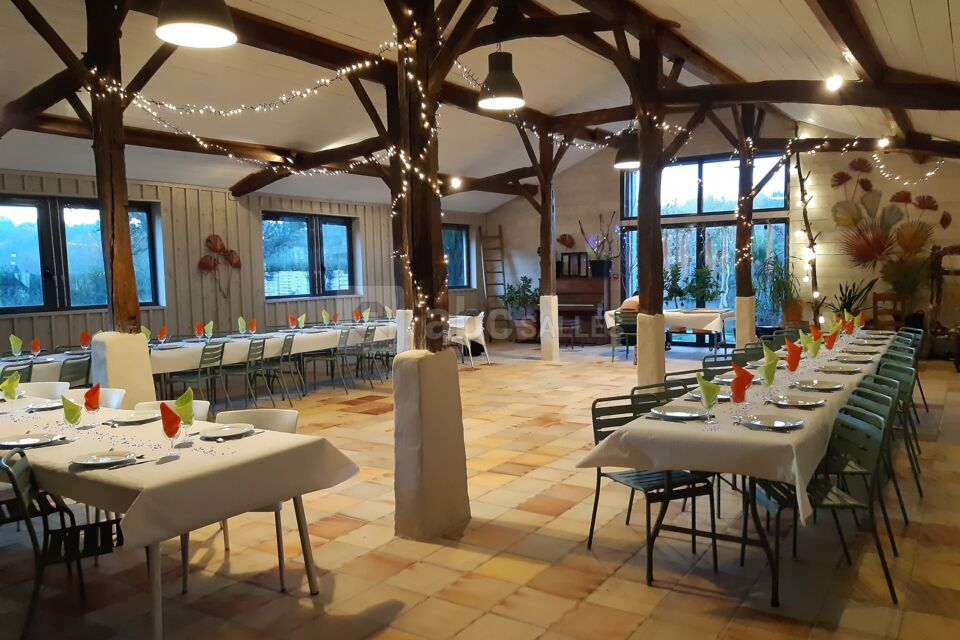 Salle avec banquet
