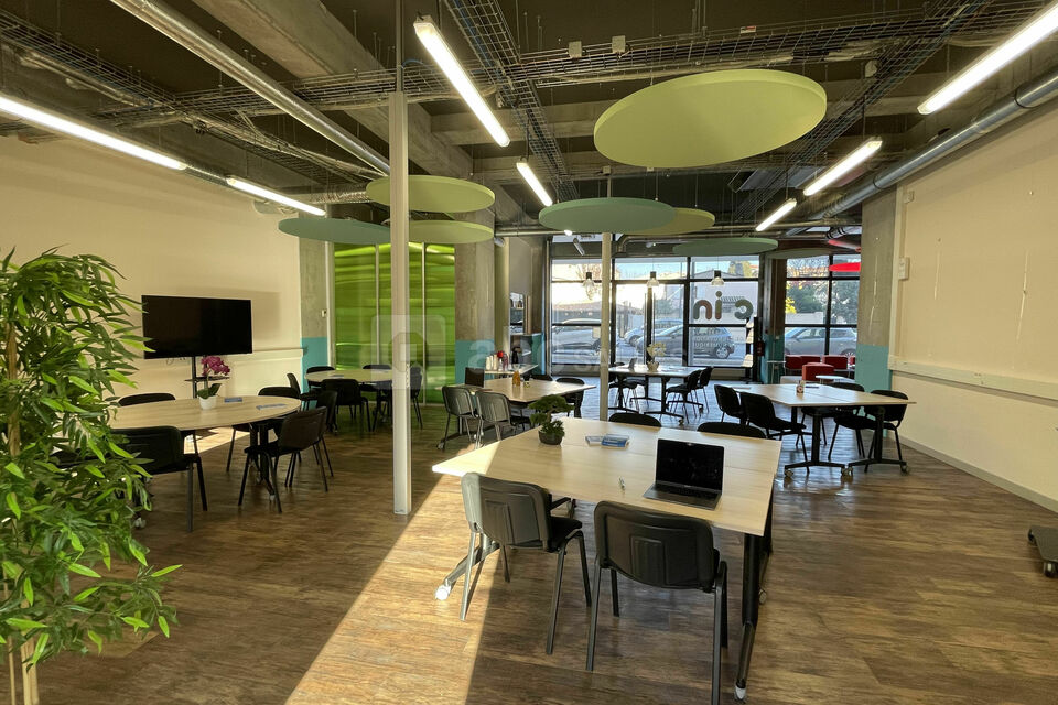 Grande salle de conférence en format ateliers