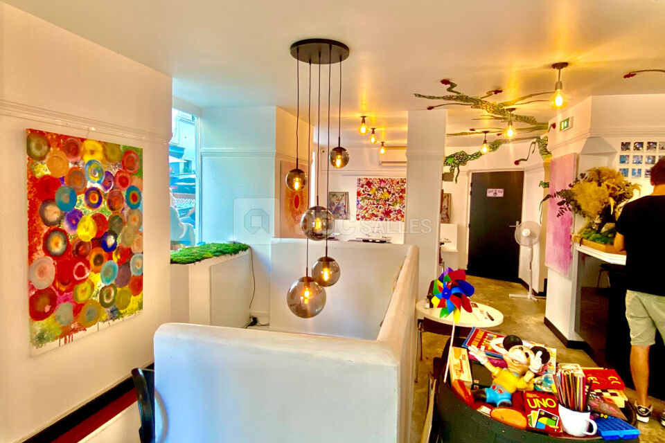 Salle principale partie 2 avec la partie exposition artistique !