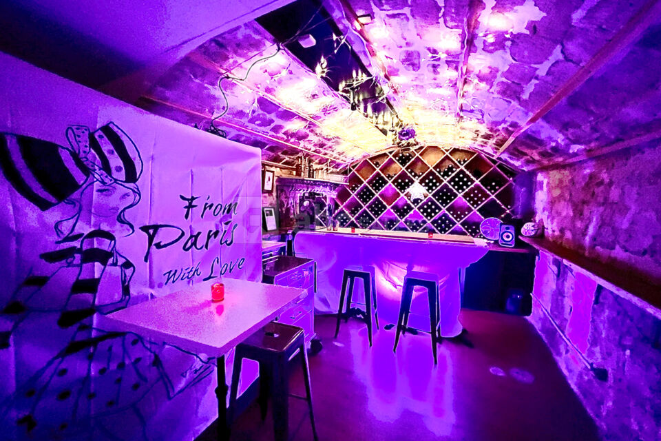 Espace Bar en sous sol à disposition avec notre belle cave !
