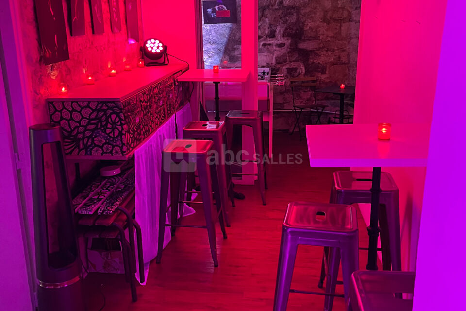 Espace cosy au sous sol avec vos boites aux lettres (vestiaire fermé à clef et toujours accessible) ;-)