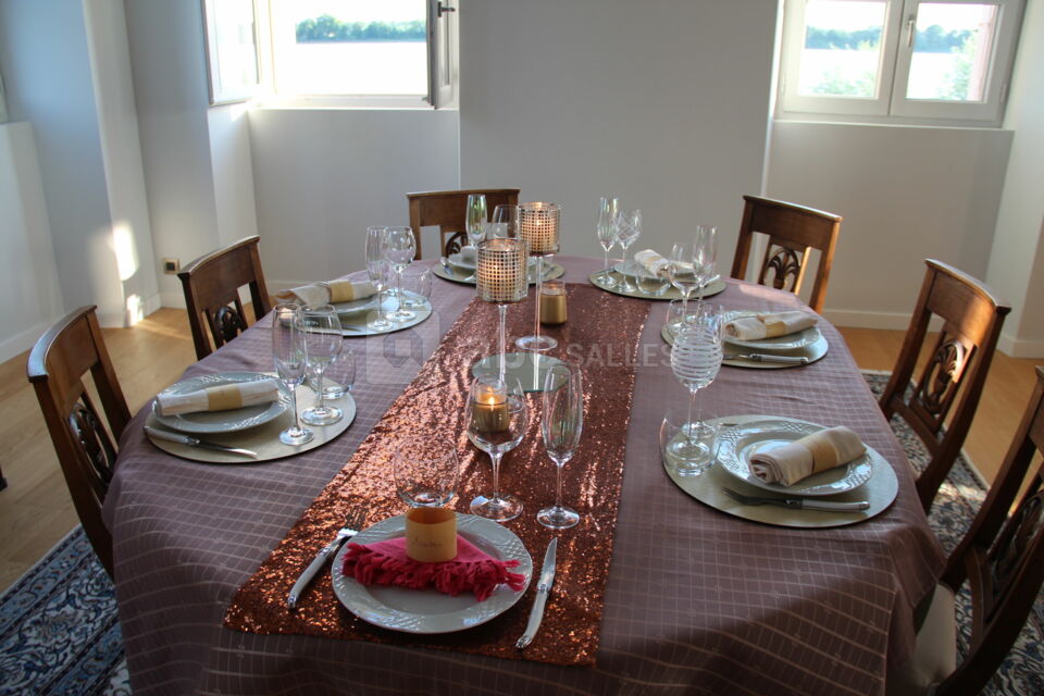 Salle à manger avec vue sur la Dordogne pour vos repas à table ou vos cocktails déjeunatoires et dinatoires