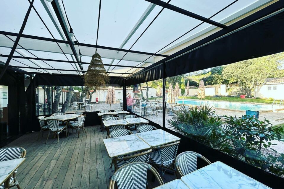 Terrasse couverte de la salle du restaurant