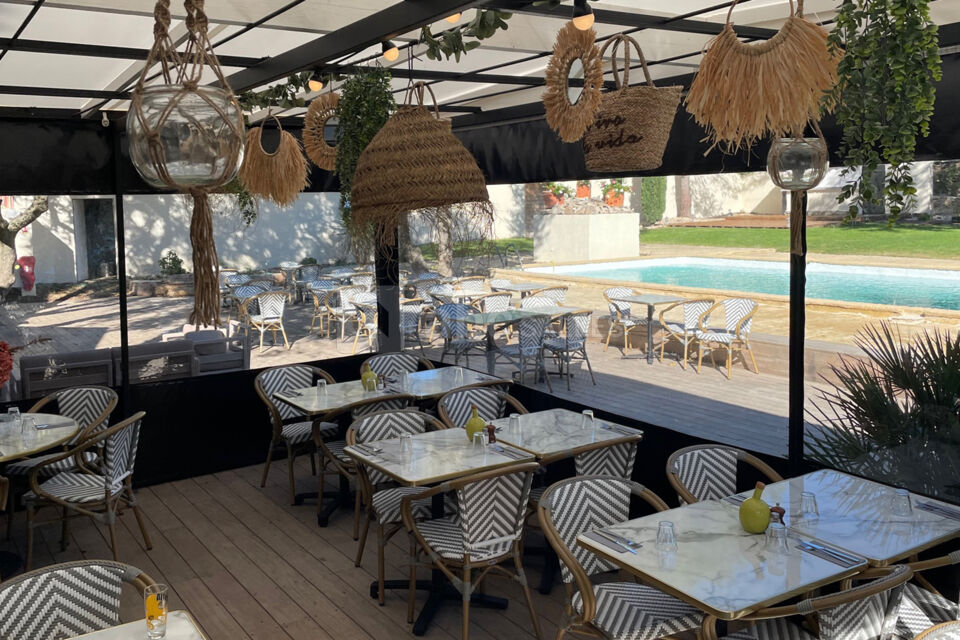Terrasse couverte de la salle du restaurant