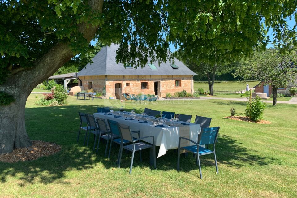 Jardin / espace repas extérieur sous la charmille