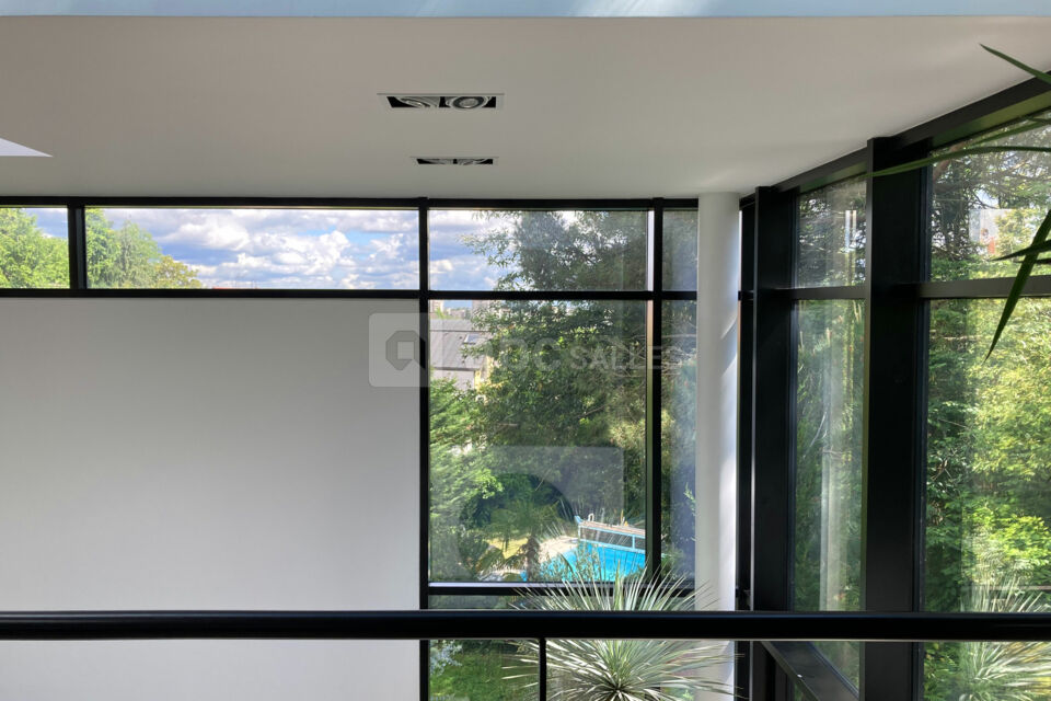Vue de la piscine depuis la mezzanine