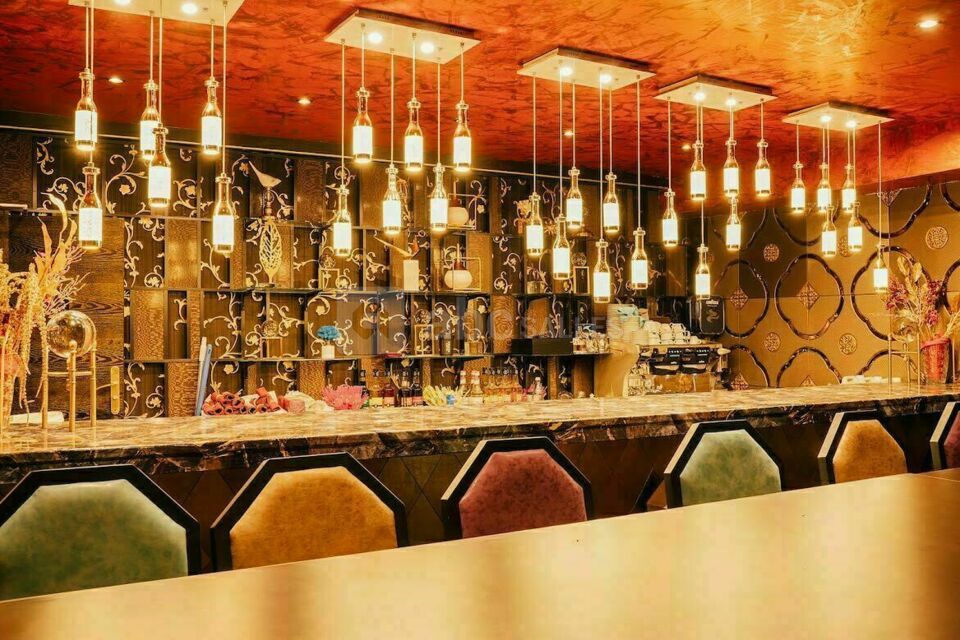 Le bar de la salle principale