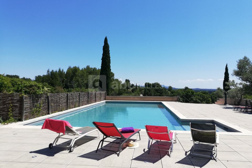 PIscine commune avec vue Alpilles