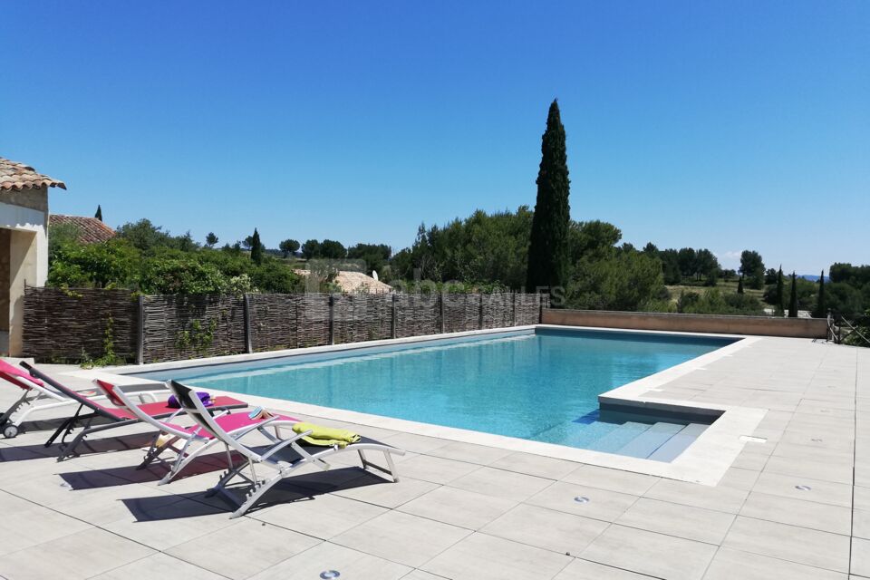 PIscine commune avec vue Alpilles