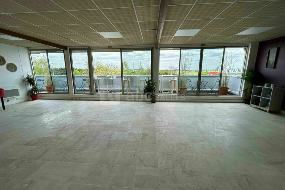 Espace Events vide avec acces terrasse