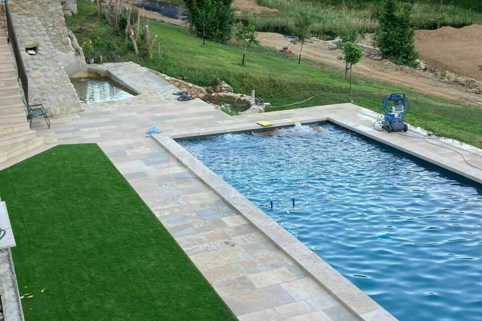 Piscine, banc à remous