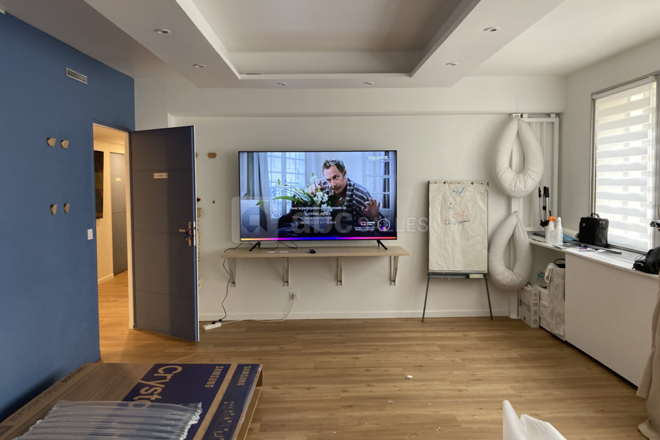 Salle de formation avec TV 4K 75″ connectée en filaire ou wifi avec AirPlay ou ChromeCast.