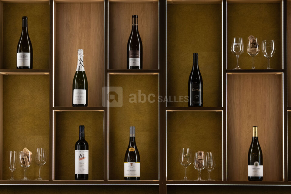 Salle de réunion avec bar à vin