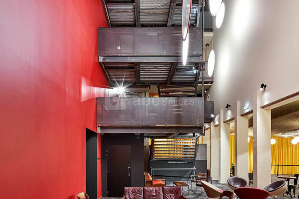 Des petits salons cosy aux mobiliers et luminaires rétro apportent une touche chaleureuse très ciné-club. Le cinéma Les Variétés est un lieu de rencontres, de débats et d’échanges sous toutes ses form