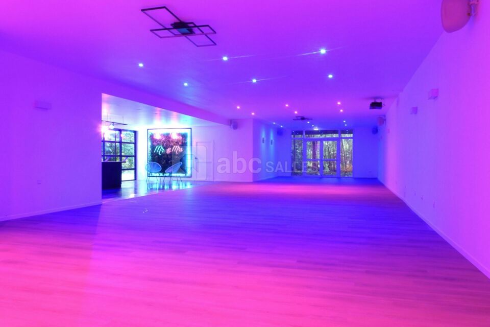 Salle vide ambiance lumineuse