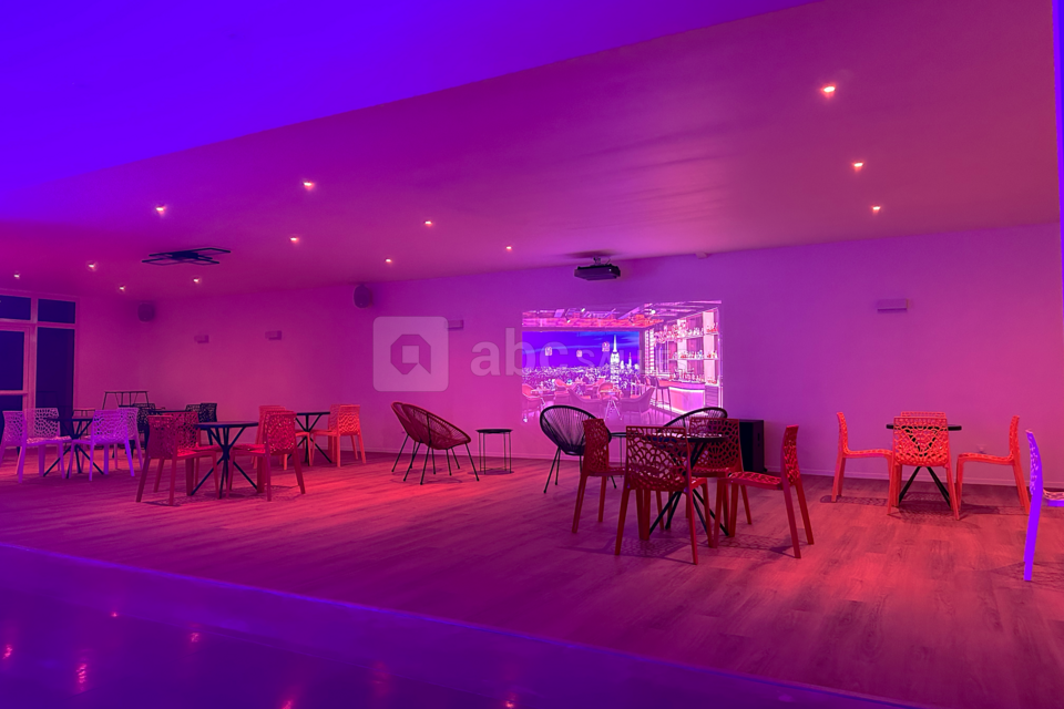 Salle avec video-projecteur ambiance soirée lounge