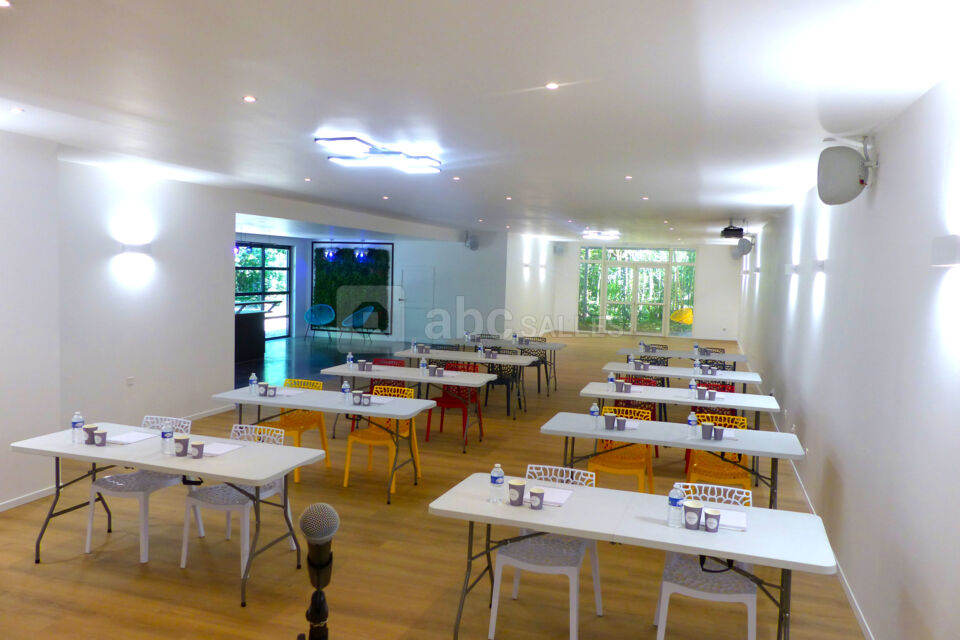 Salle en format classe jusqu'à 60 personnes