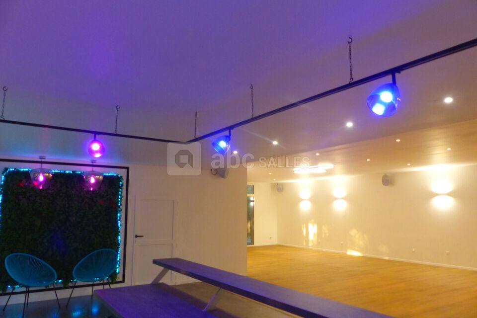 Vue du bar avec lumière d'ambiance personnalisable