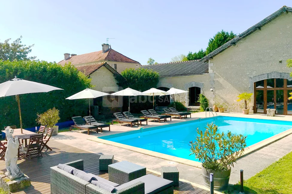 Piscine devant la salle d'évènement