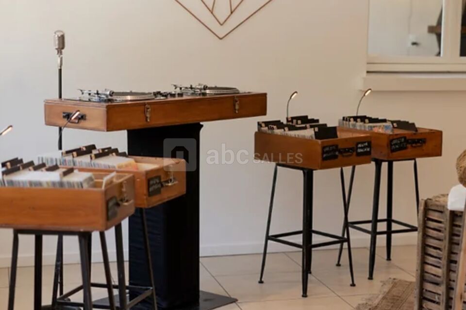 Bar à vinyles, animation centrale de votre événement : rétro et participative
