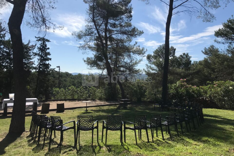 Un beau jardin plongé dans la forêt avec ses 3 terrains de pétanques