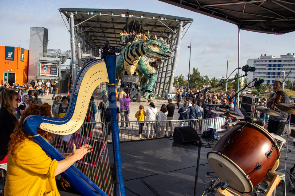 Parvis nord de la Cité du Dragon et sa nef