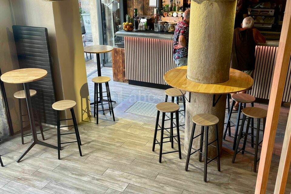 Entrée et comptoir de bar