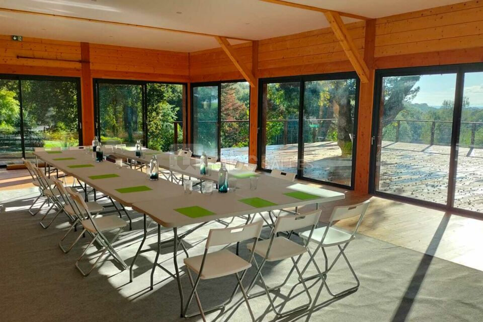 Salle équipée en espace de travail