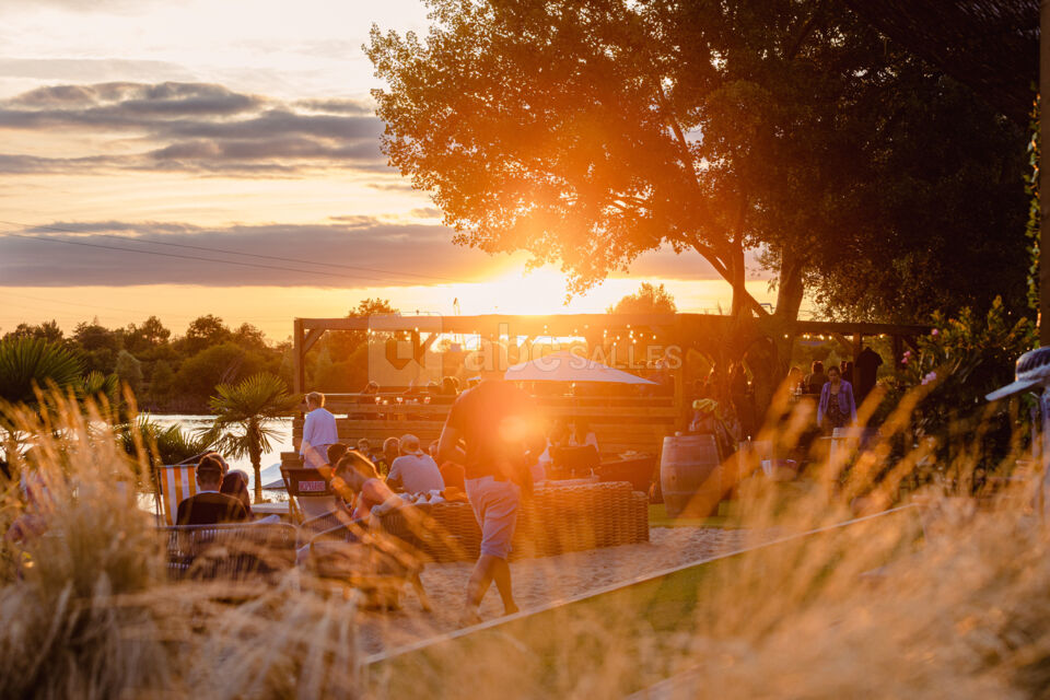 Coucher de soleil au bord de l'eau