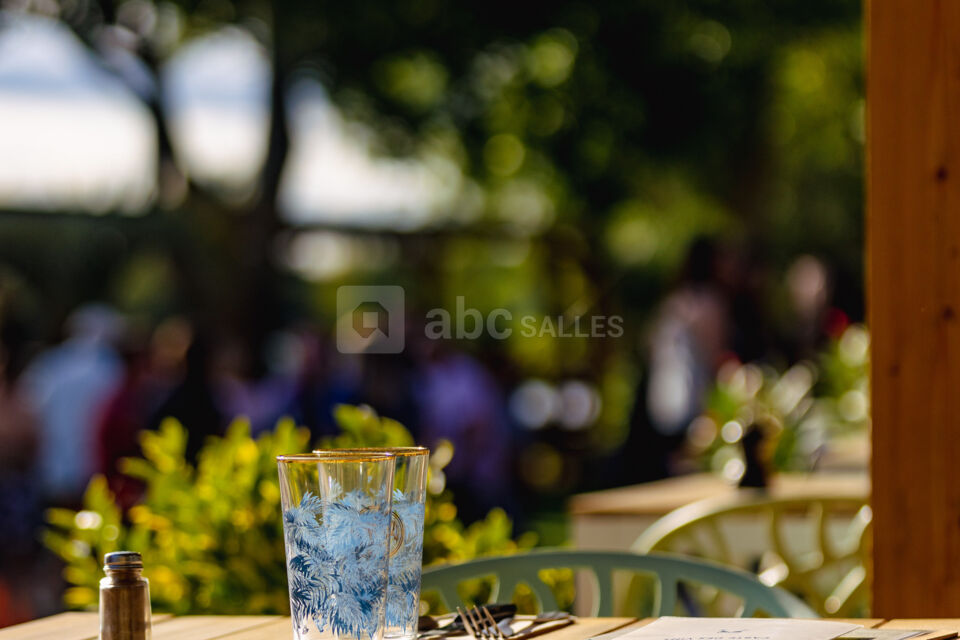 Table de la terrasse vue sur le lac