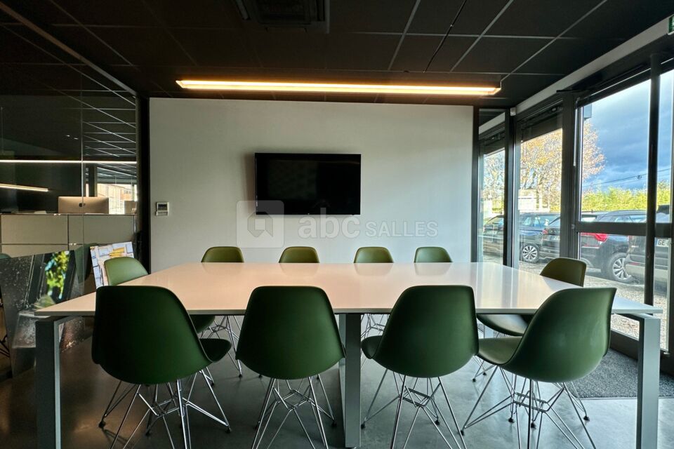 Salle de réunion avec TV pour visioconférence