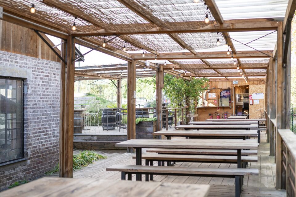 La Terrasse couverte et son bar