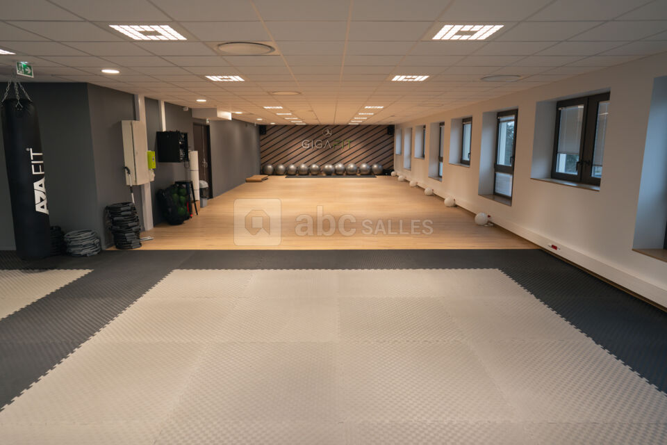Salle de 160m² GIGAFIT DIJON / chaises / tables