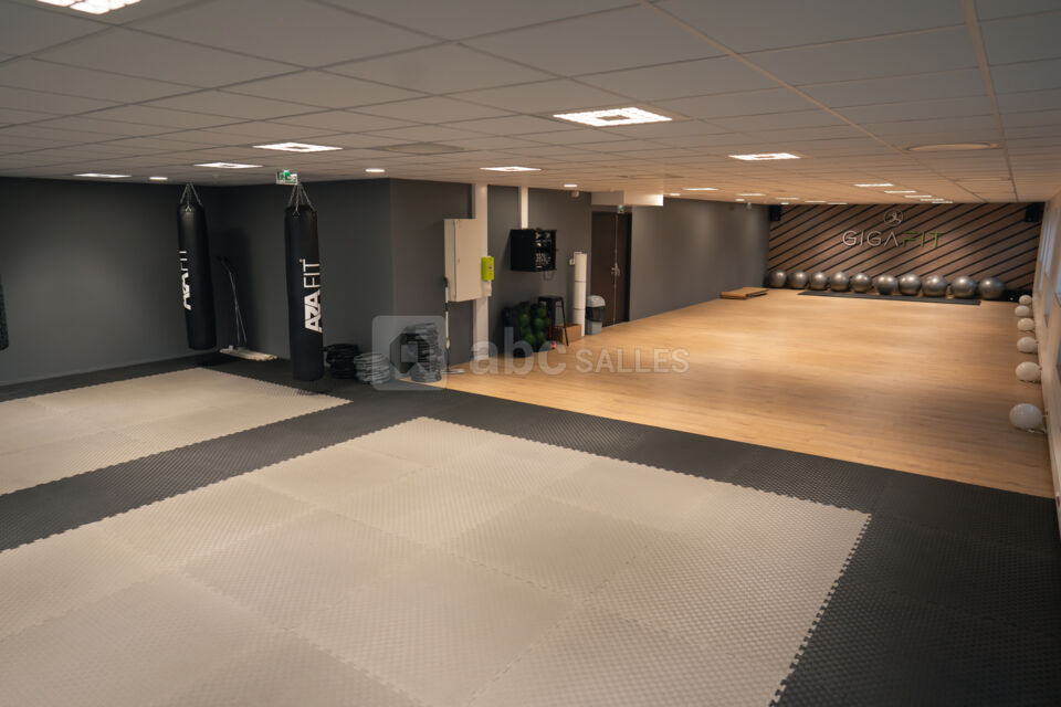 Salle de 160m² GIGAFIT DIJON / chaises / tables