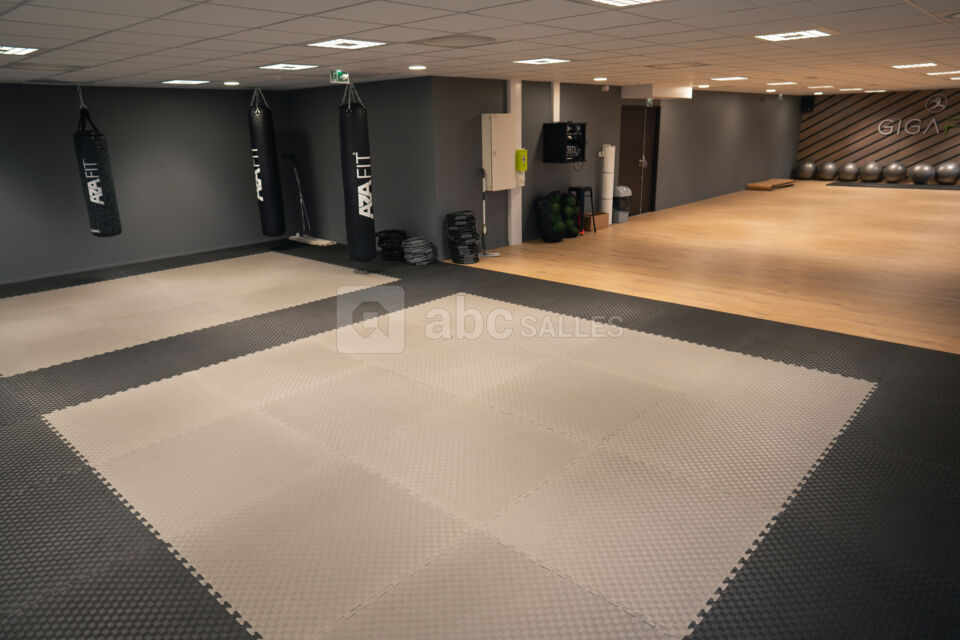 Salle de 160m² GIGAFIT DIJON / chaises / tables