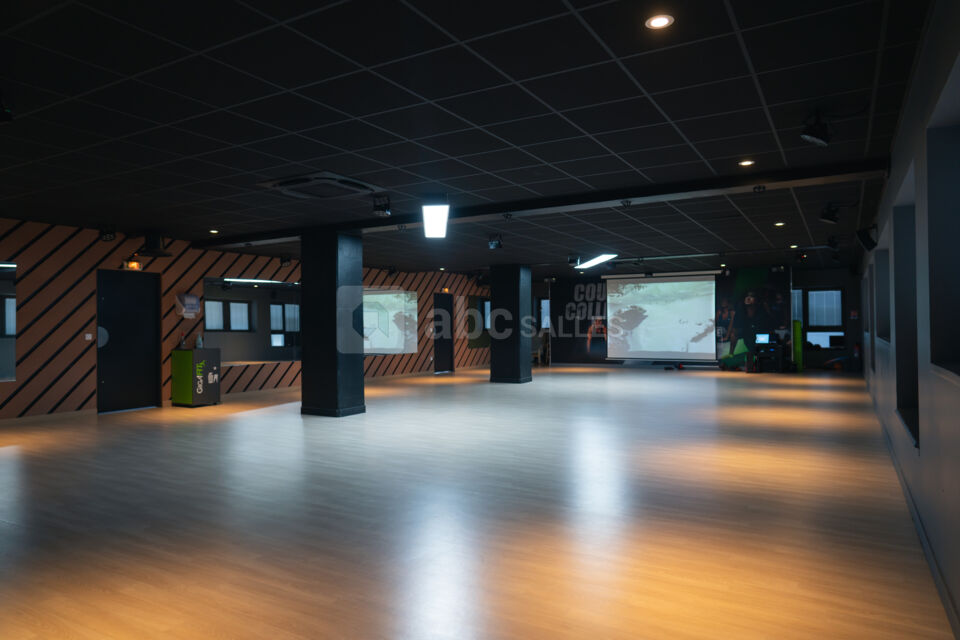 Salle de 200m² GIGAFIT DIJON / chaises / tables / vidéo projecteur