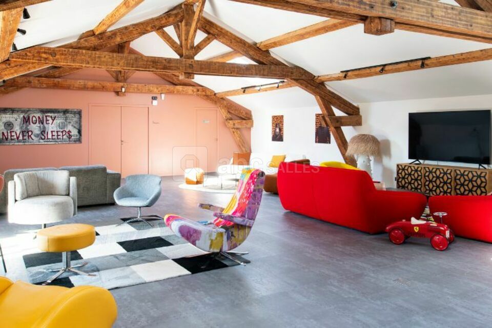 Salle de brainstorming, détente, arcade et réunion