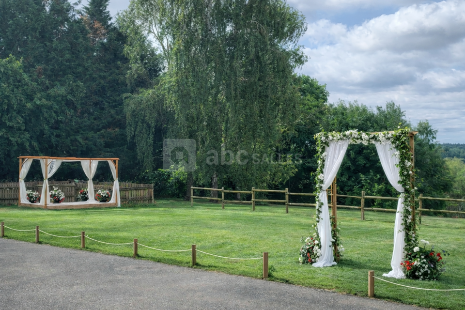 Estrade et arche extérieur