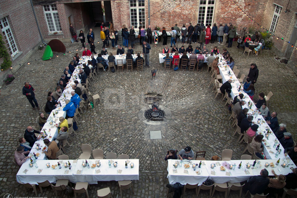 Diner de 100 pers. dans la cour du chateau