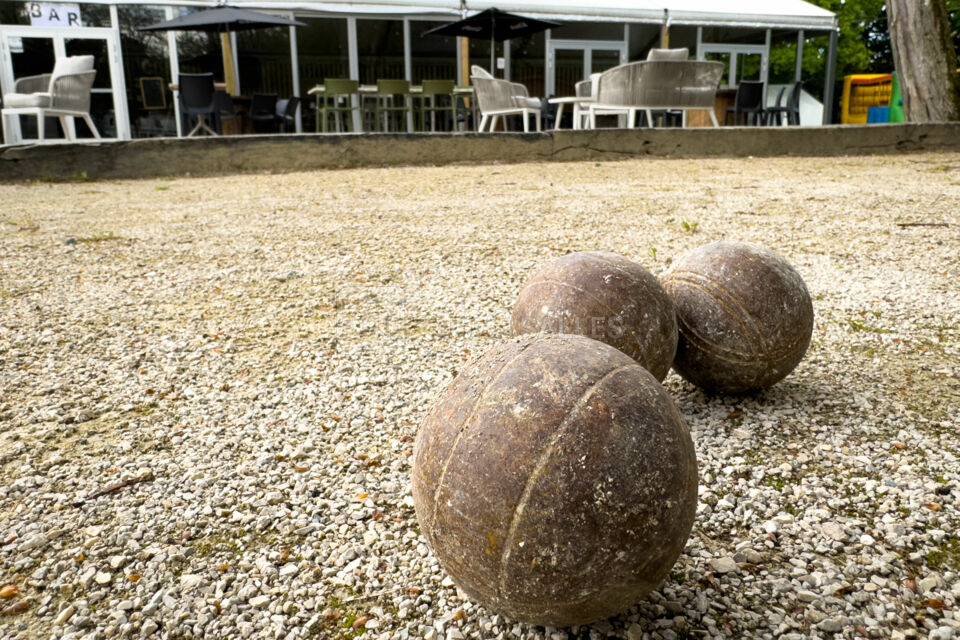 Team building ou loisir : un terrain de pétanque au cœur de l’espace vert