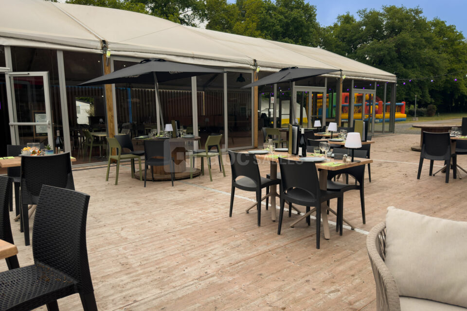 Une grande terrasse modulable pour vos repas, cocktails et soirées
