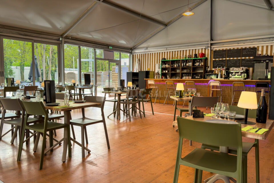 Une salle chaleureuse et conviviale pour vos repas et événements
