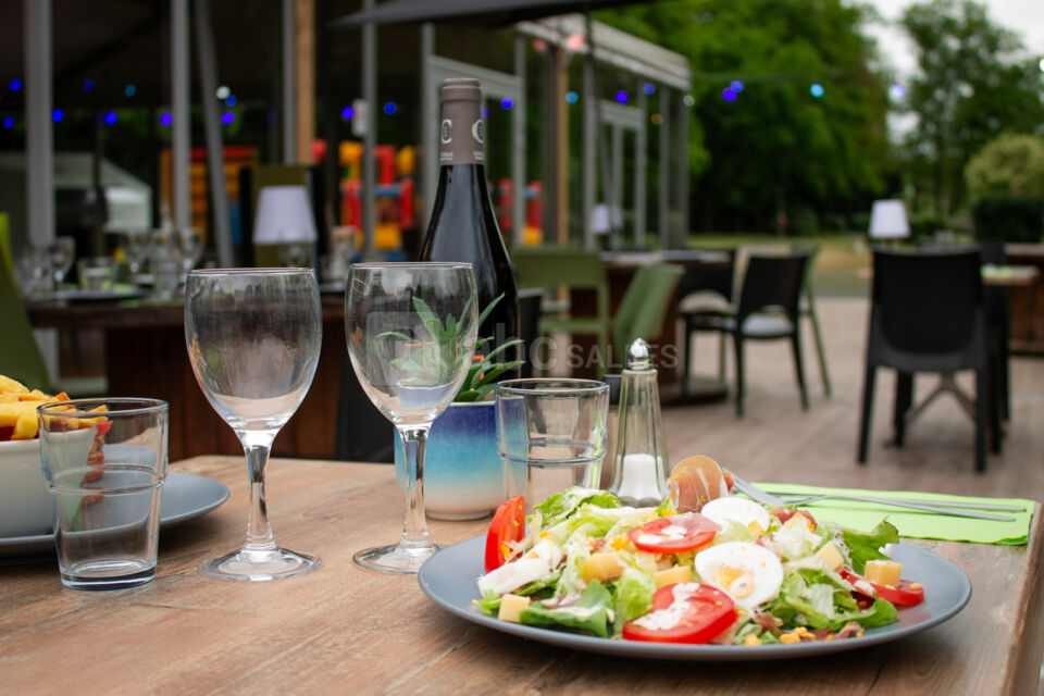 Une grande terrasse modulable pour vos repas, cocktails et soirées