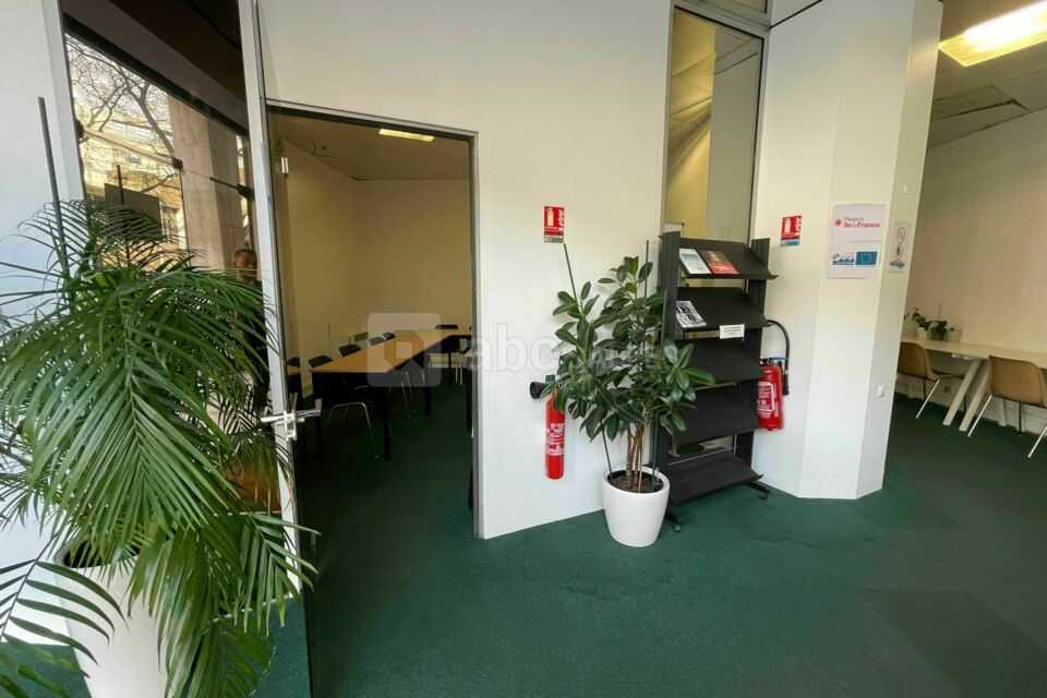 Entrée dans la salle de réunion