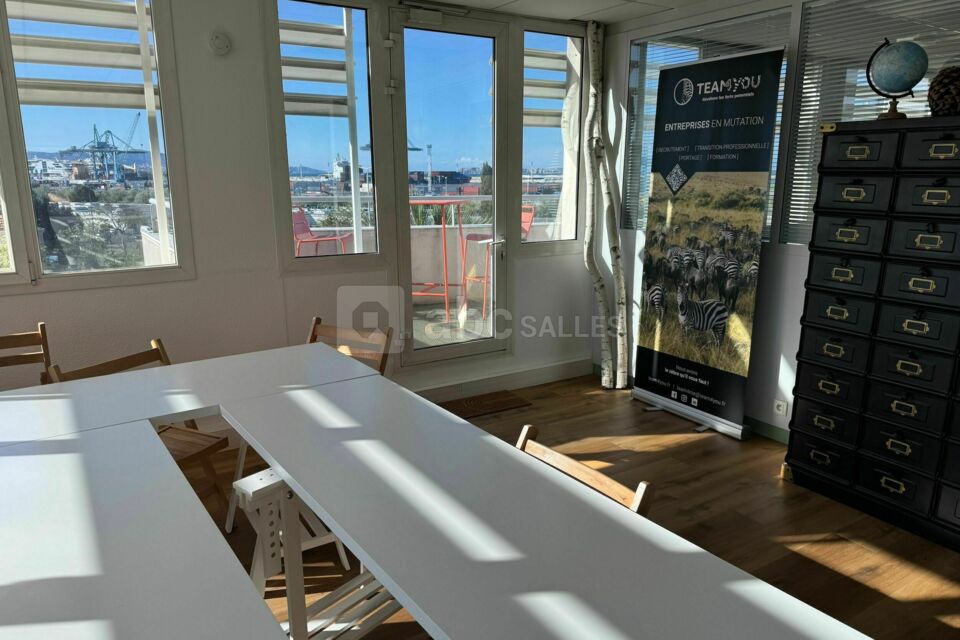 Salle de réunion en U avec accès terrasse
