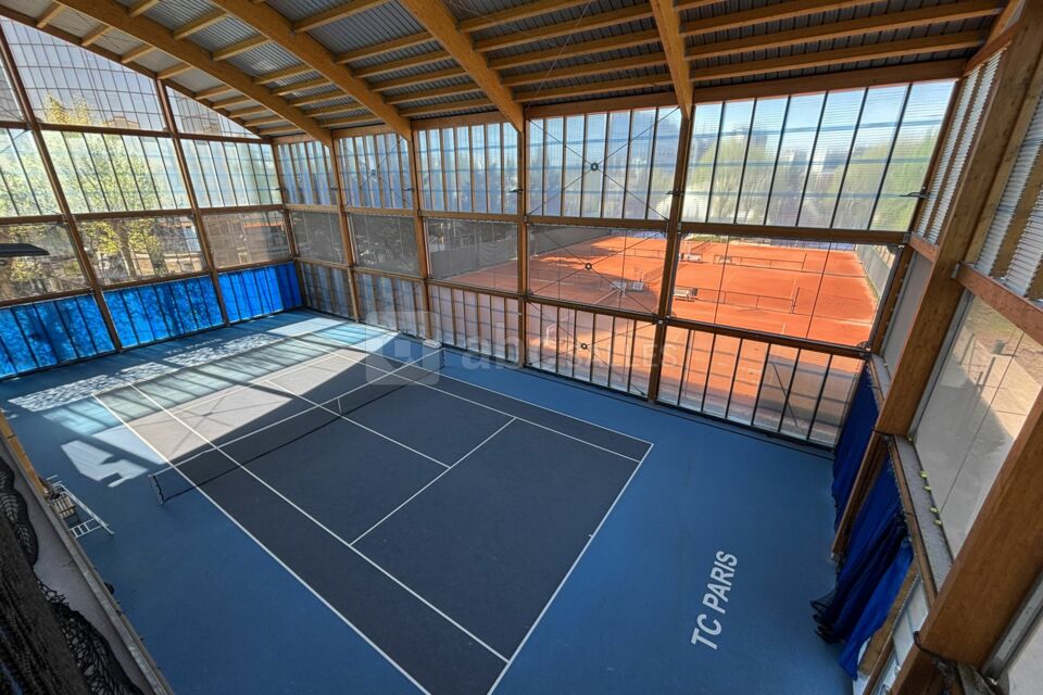 Bâtiment moderne côté seine, tennis