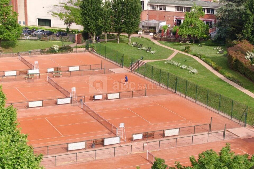 Tennis, jardin et club house