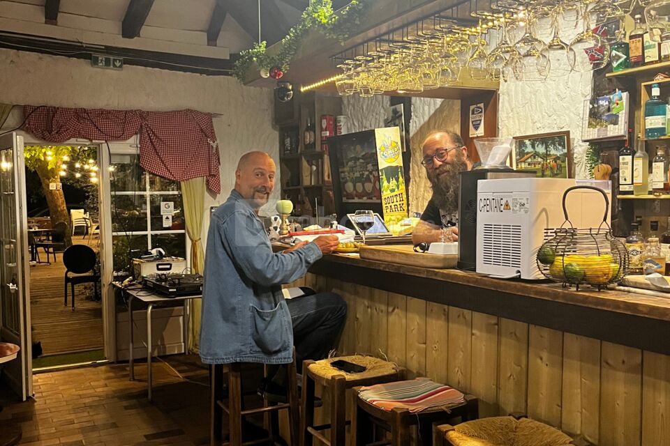 Accueil au bar, qui dessert salle et terrasse