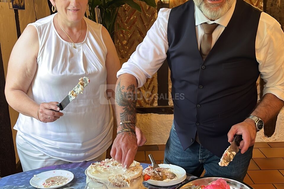 3ème mariage chez mmaamm, découpe de la pièce montée dans la salle de réception